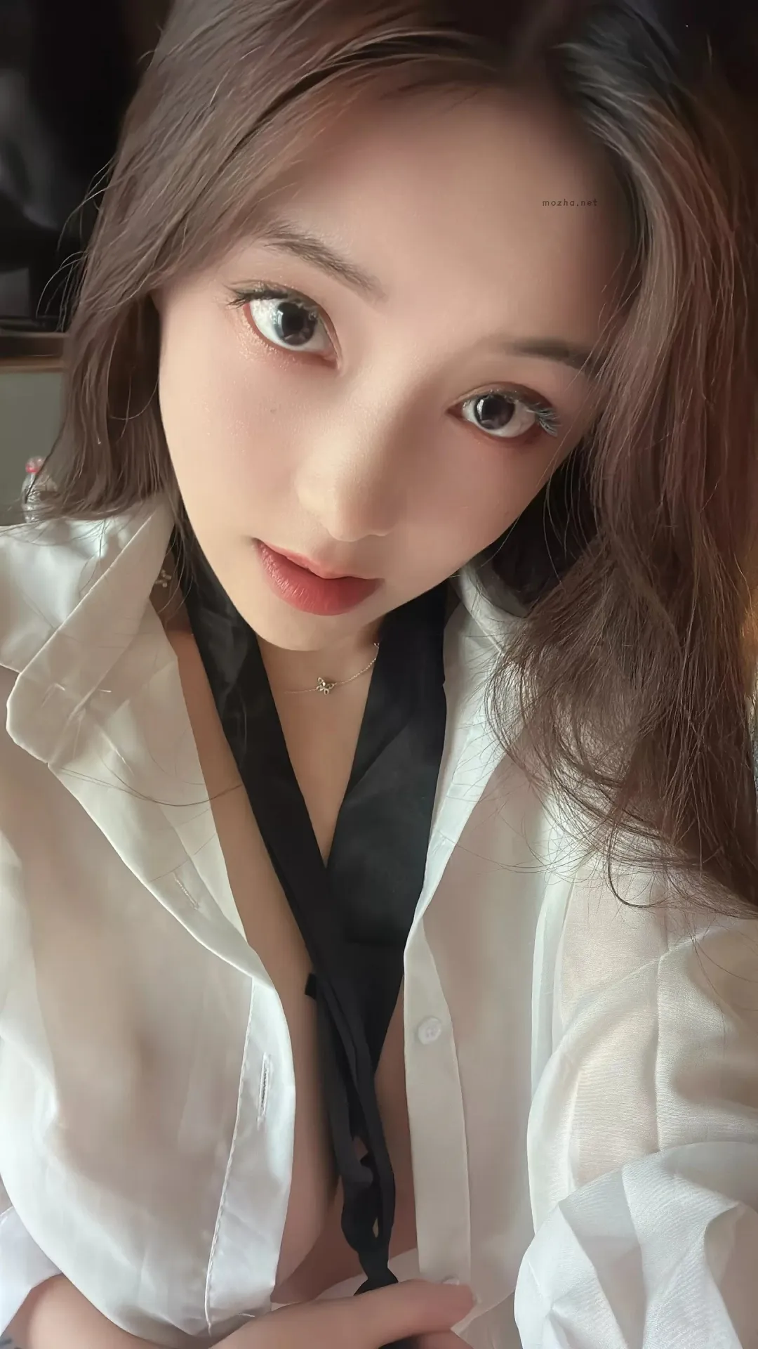 奶雯 – 制服领带诱惑【23P】